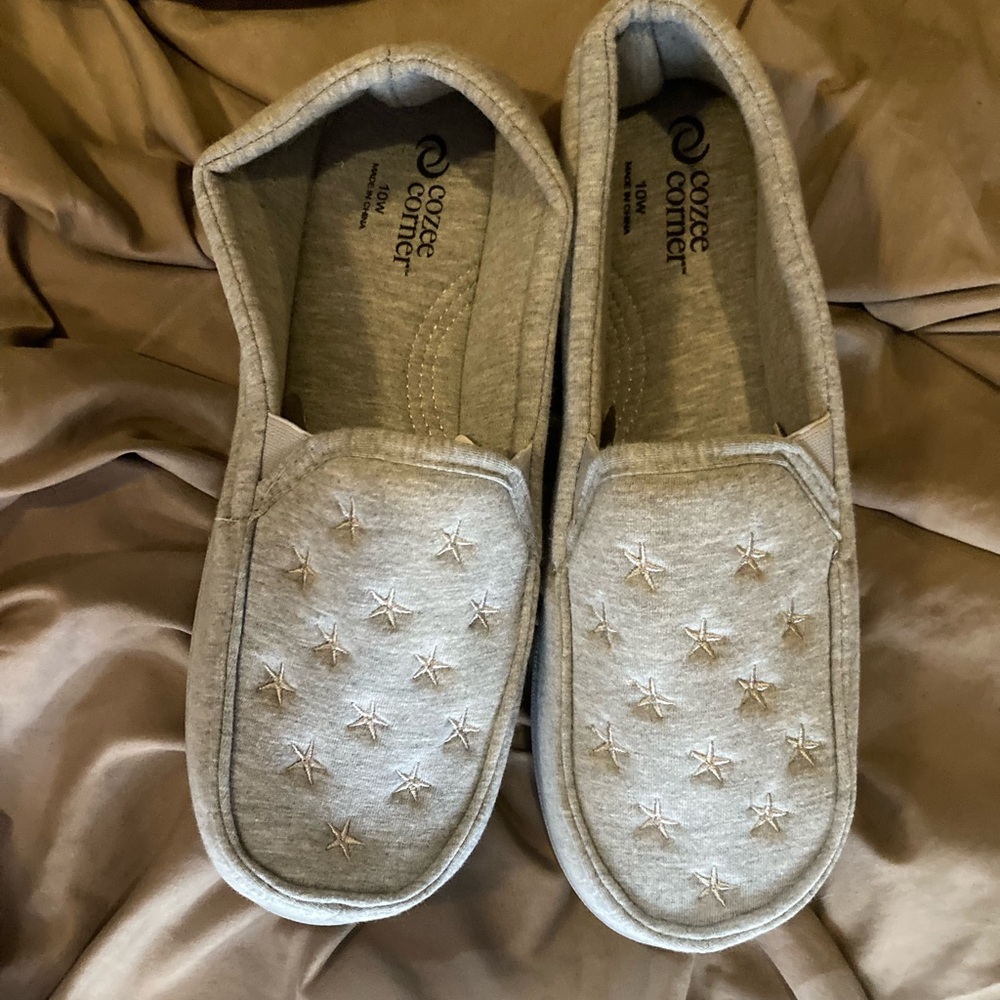 Cozy Corner Women's Gray Slippers NEW NEVER  WORN